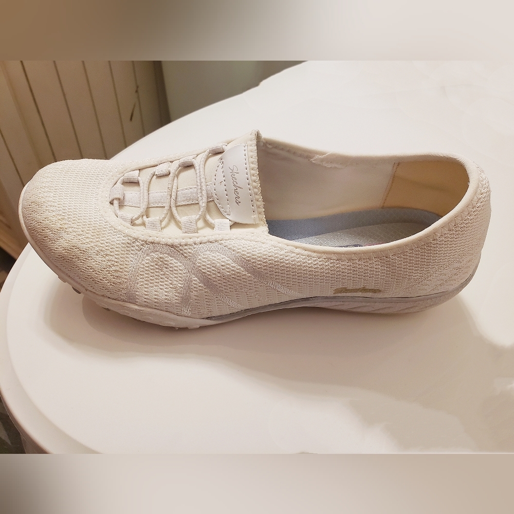 Skechers Women's Breathe Easy Simple Pleasure Slip On Sneaker